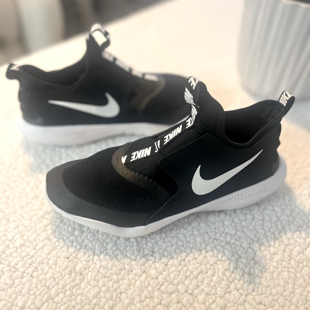 Nike Black and White Wimen’s Flex Runner Slip on Athletic Shoes